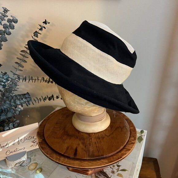 Wallaroo Vineyard wide brim bucket style sun hat - black w/ white mesh panel - Picture 4 of 10